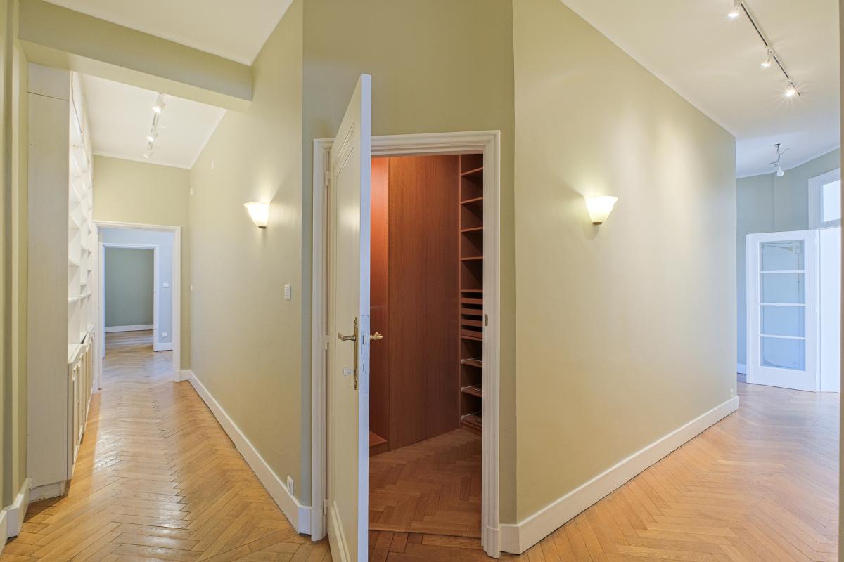 Rond Point Etoile : Superbe appartement 3 chambres 