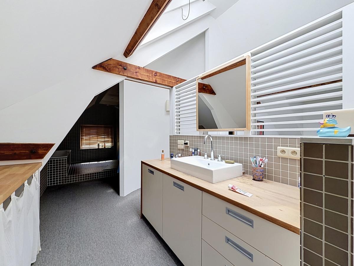 Pl. Brugmann/Châtelain : Joli loft en duplex