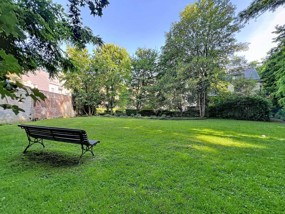 Souverain : Beau rez-de-chaussée 2 ch avec jardin + garage