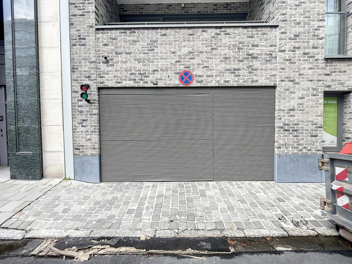 Quartier européen - Parking intérieur dans immeuble récent