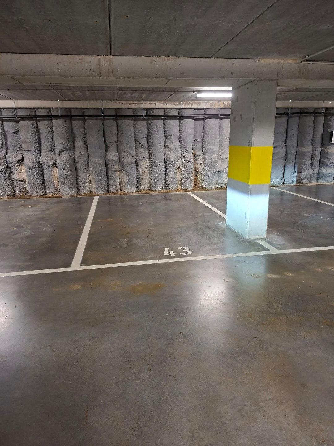 Quartier européen - Parking intérieur dans immeuble récent