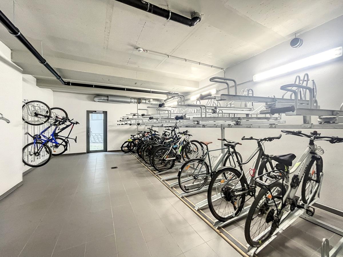 Quartier européen - Parking intérieur dans immeuble récent