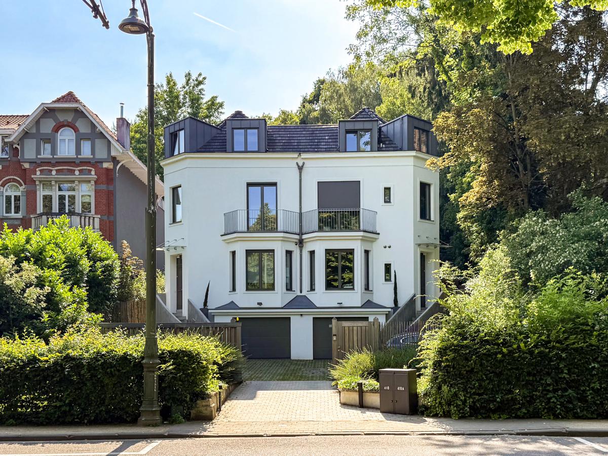 Villa neuve de ± 690 m² bruts avec piscine et prof. libérale
