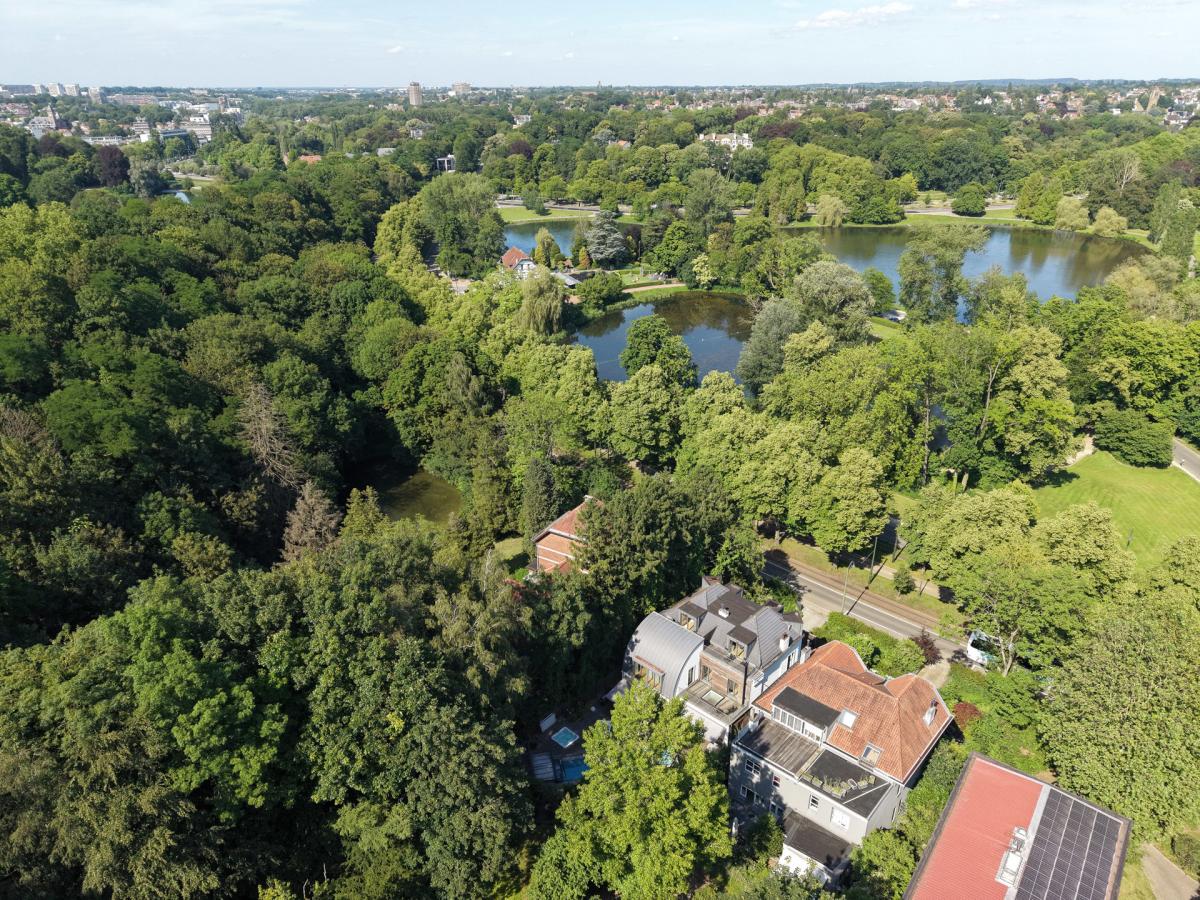 Villa neuve de ± 690 m² bruts avec piscine et prof. libérale
