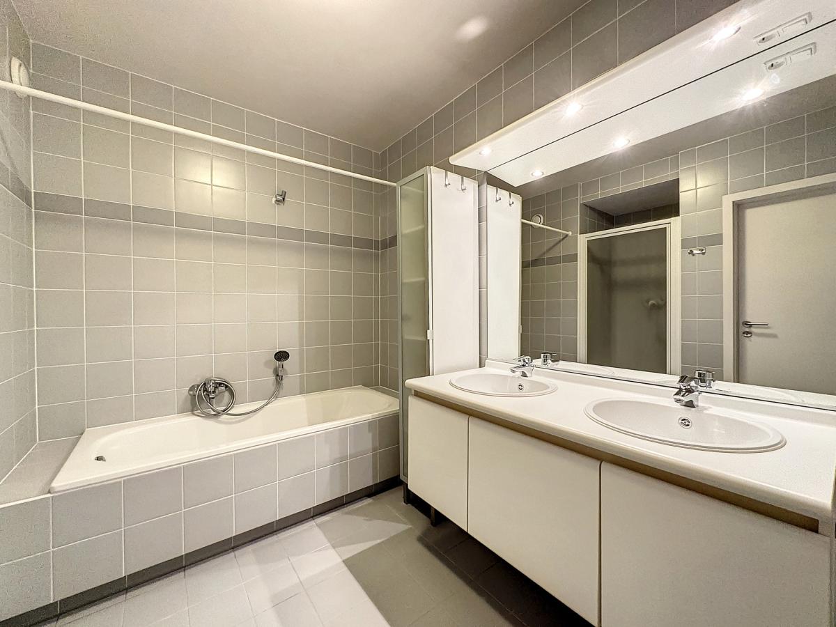 Châtelain : Bel appartement 2 ch. avec terrasse et parking