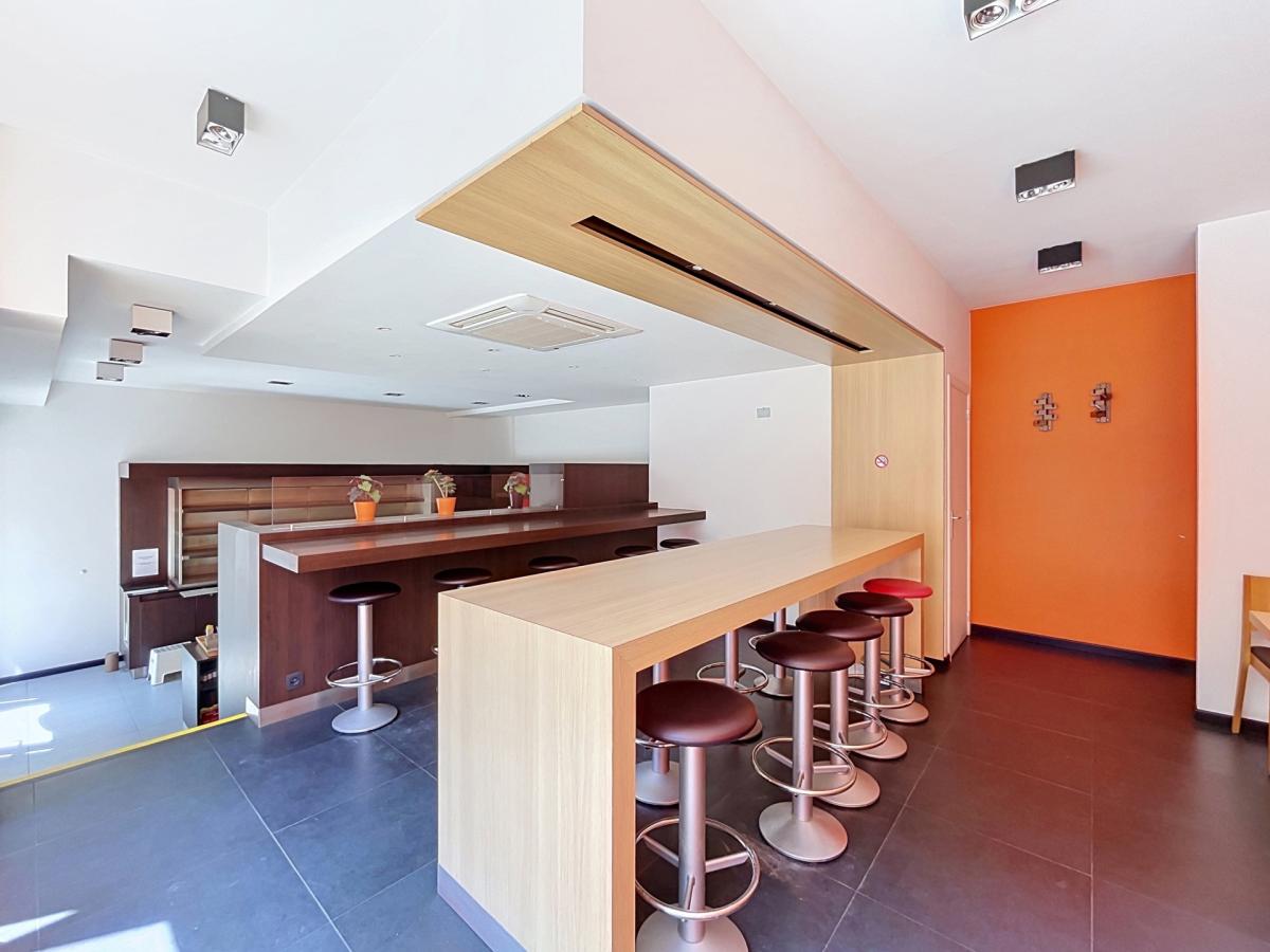 Cinquentenaire - belle surface commerciale de ± 60 m²