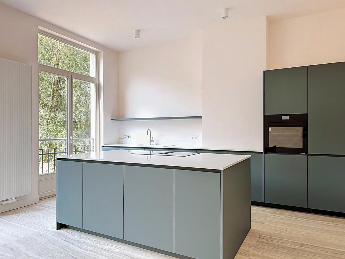Churchill : Sublime duplex RDC avec jardin neuf