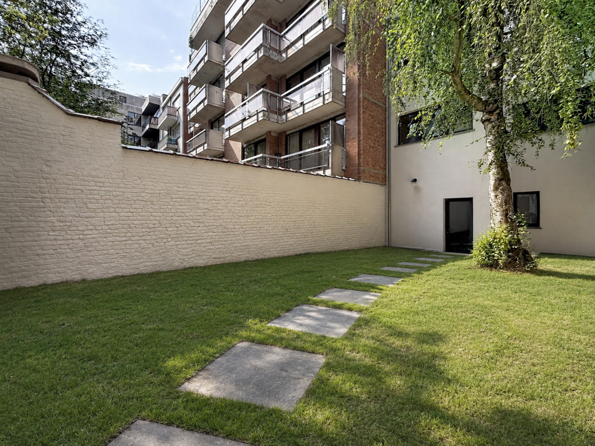 Churchill : Sublime duplex RDC avec jardin neuf