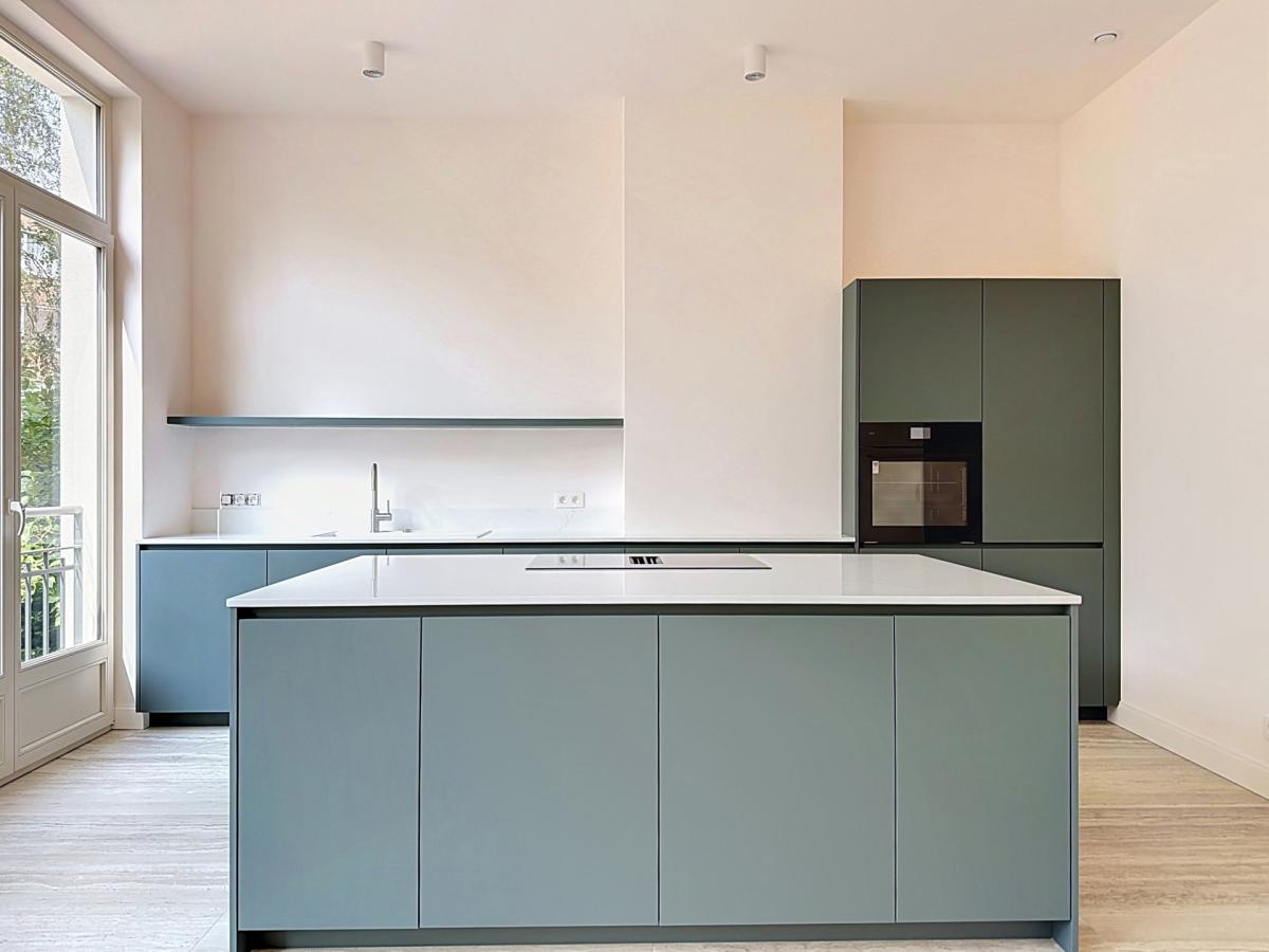Churchill : Sublime duplex RDC avec jardin neuf