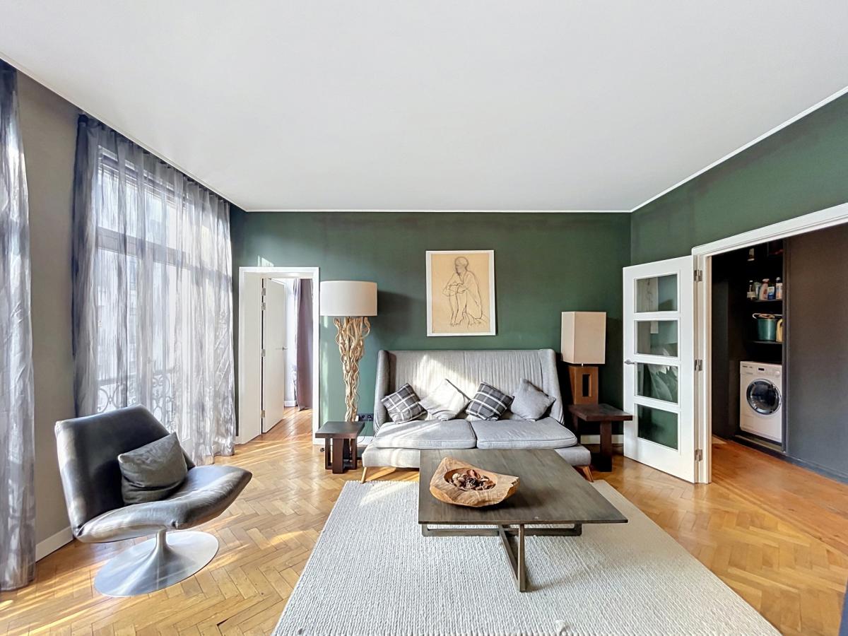 Place de la Bourse : Bel appartement meublé 2 chambres