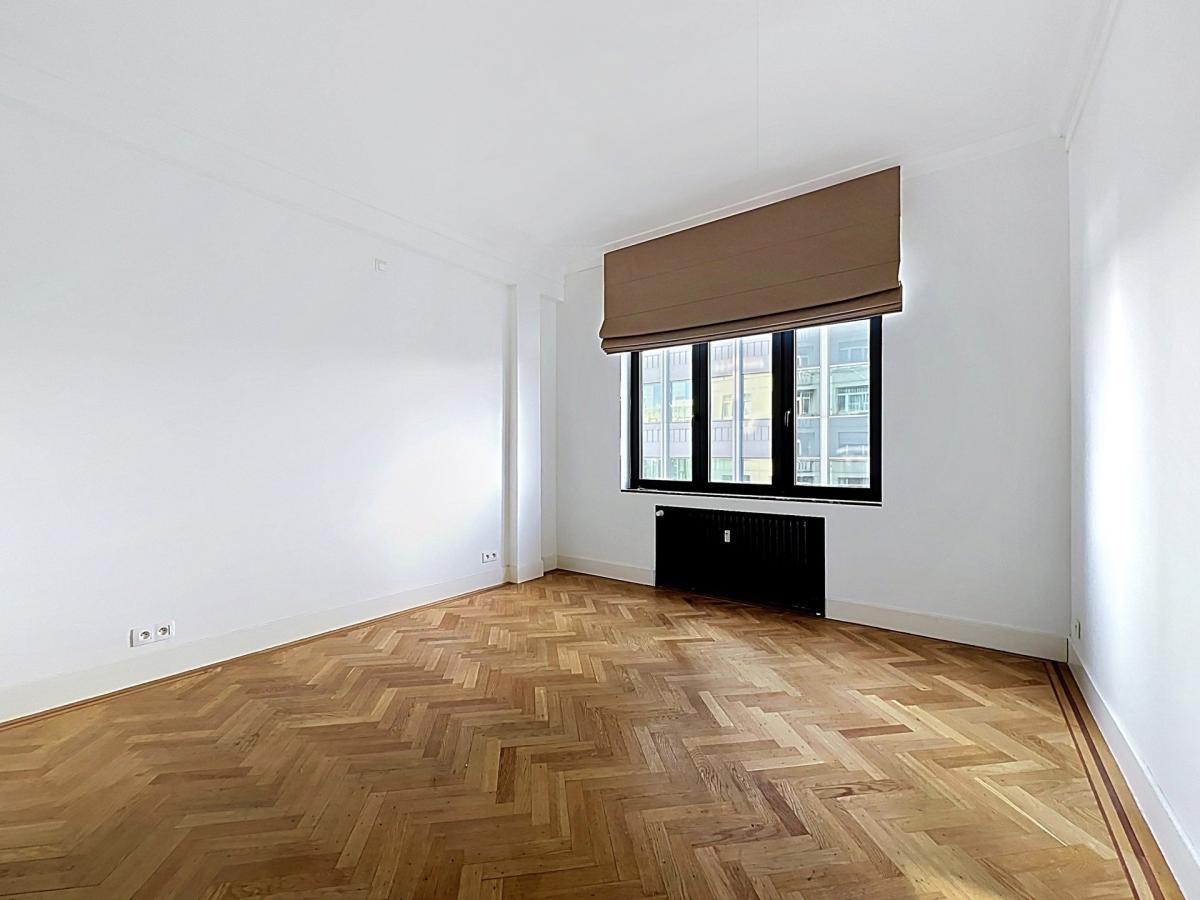 Botanique : Superbe appartement de 2 chambres + balcon