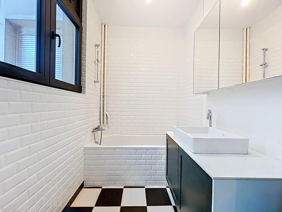 Botanique : Superbe appartement de 2 chambres + balcon