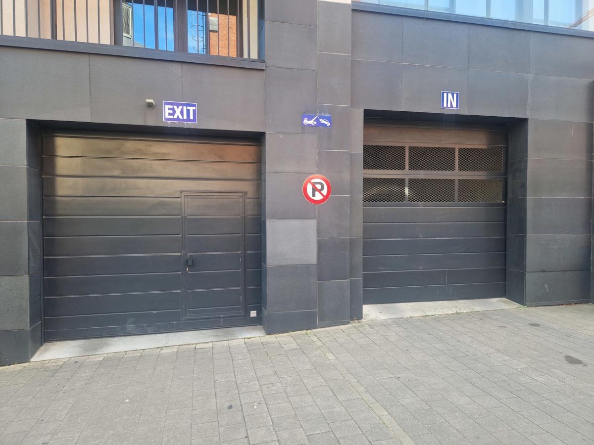 Quartier EU: parking intérieur dans immeuble récent