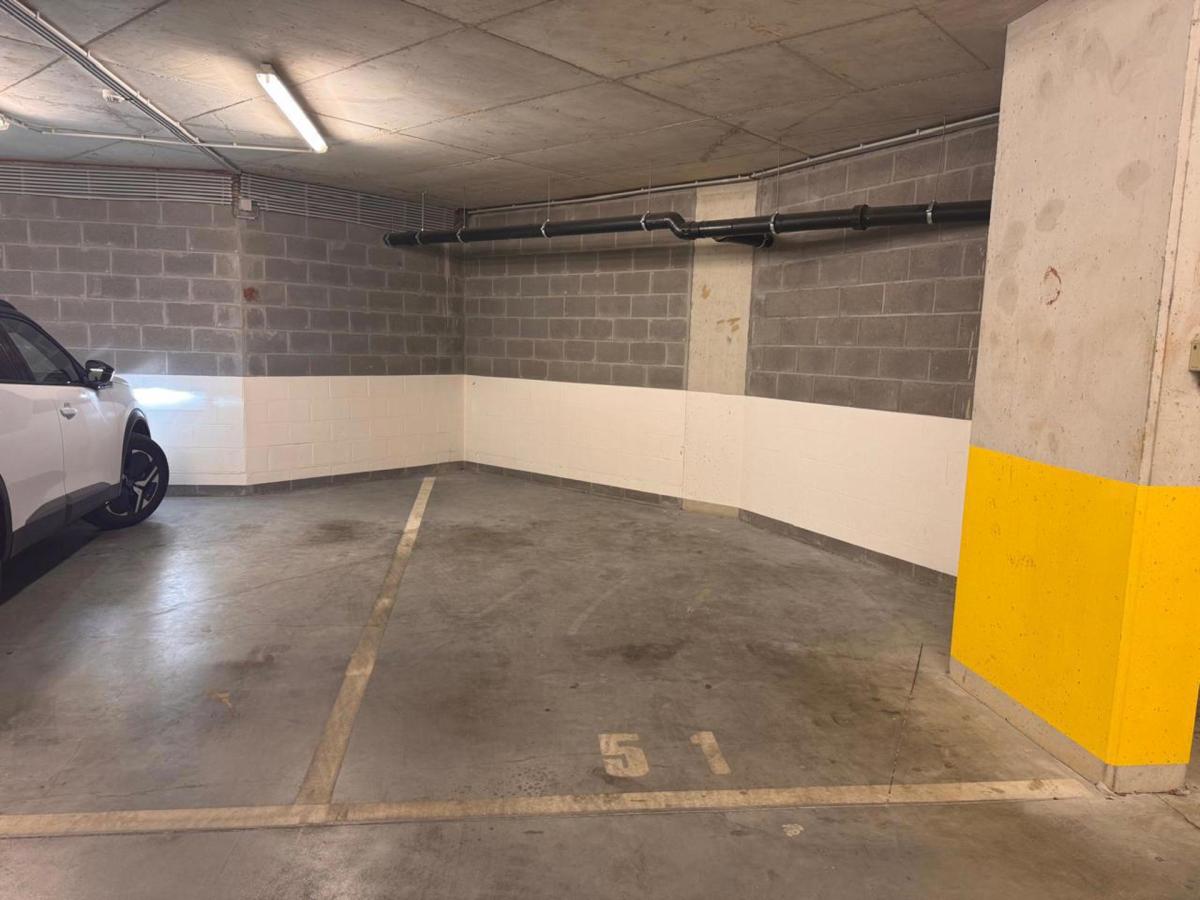 Quartier EU: parking intérieur dans immeuble récent