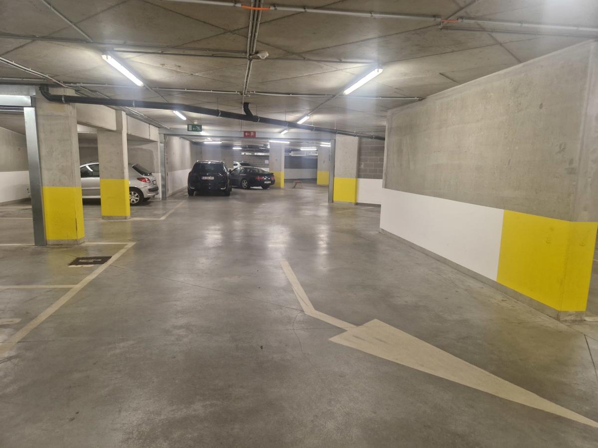 Quartier EU: parking intérieur dans immeuble récent