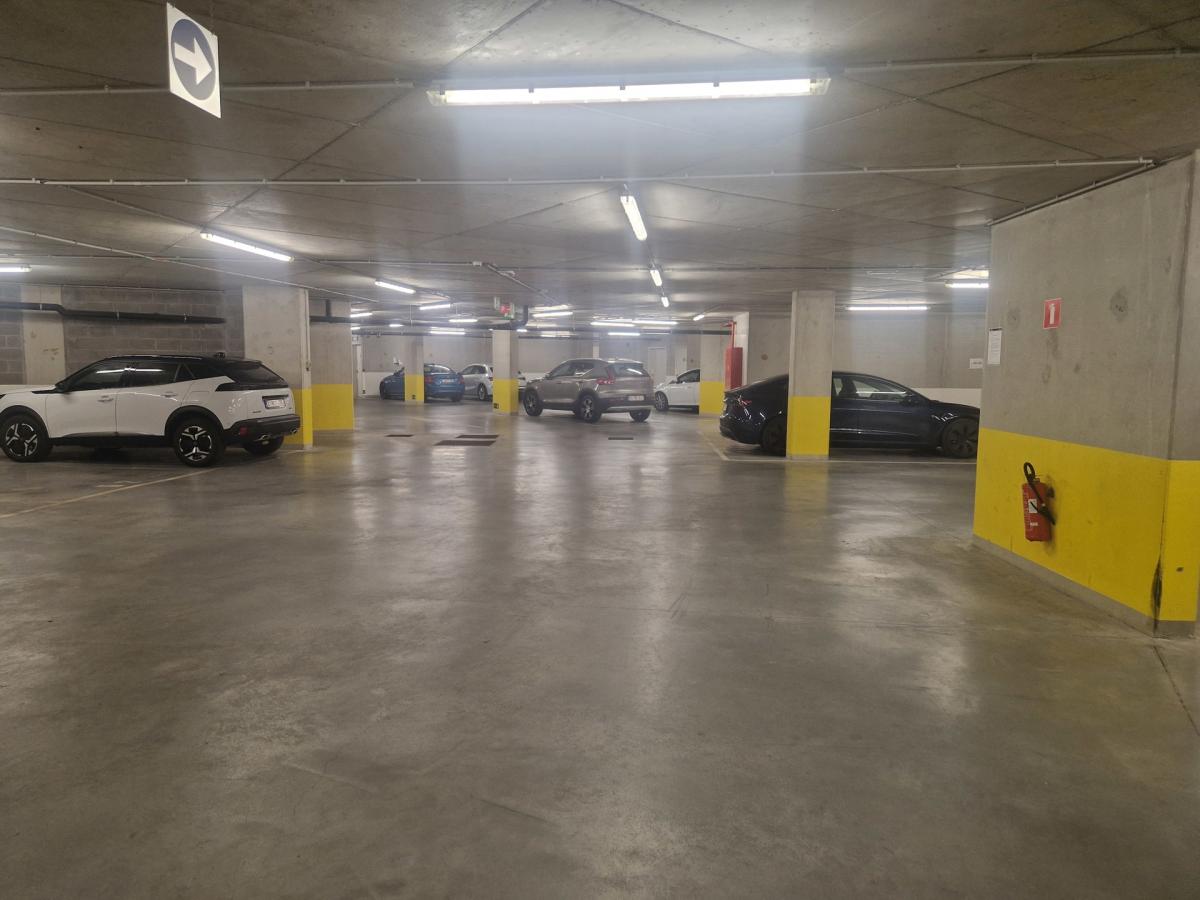 Quartier EU: parking intérieur dans immeuble récent