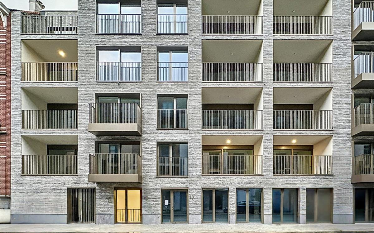 Collège 17 : Beau RDC neuf + vaste terrasse + parking