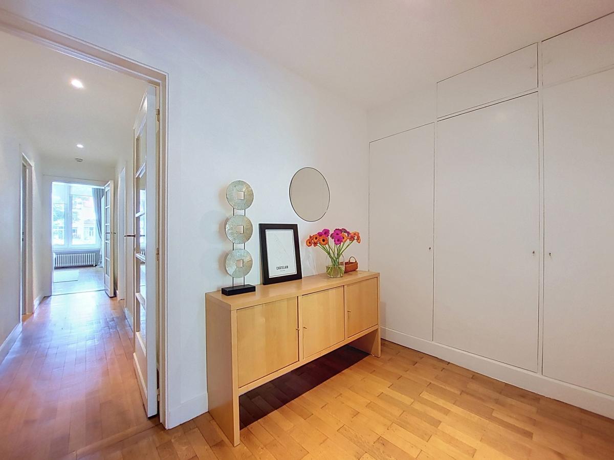 Chatelain : Superbe appartement meublé 2 chambres + terrasse