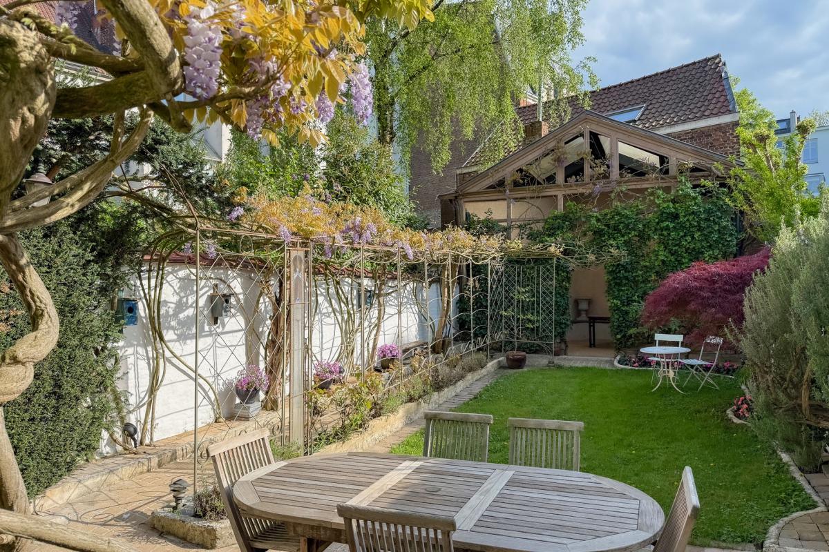 Place Brugmann : maison 6 ch + jardin orienté Sud
