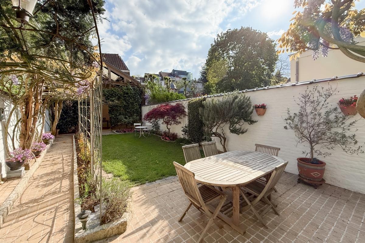 Place Brugmann : maison 6 ch + jardin orienté Sud