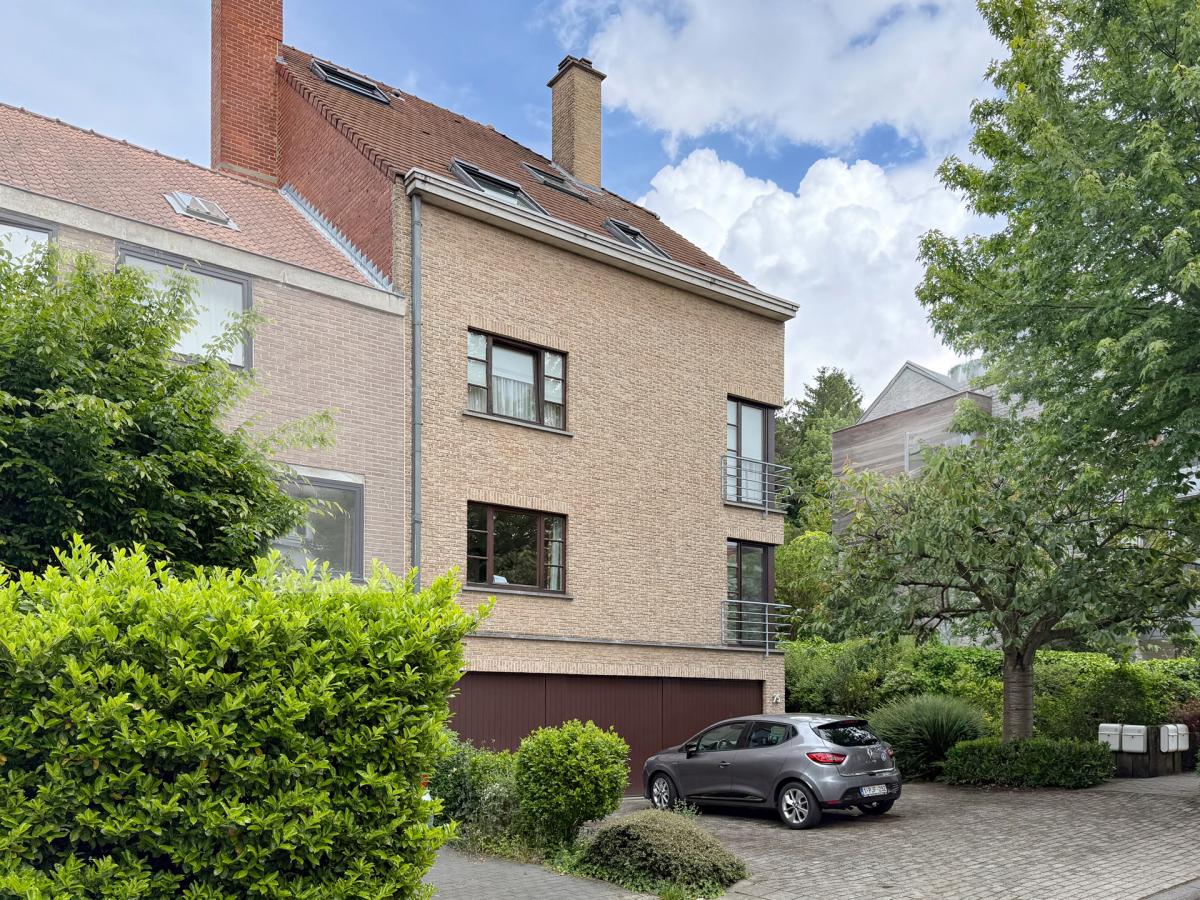 Saint-Job : bel appartement studio + Terrasse 