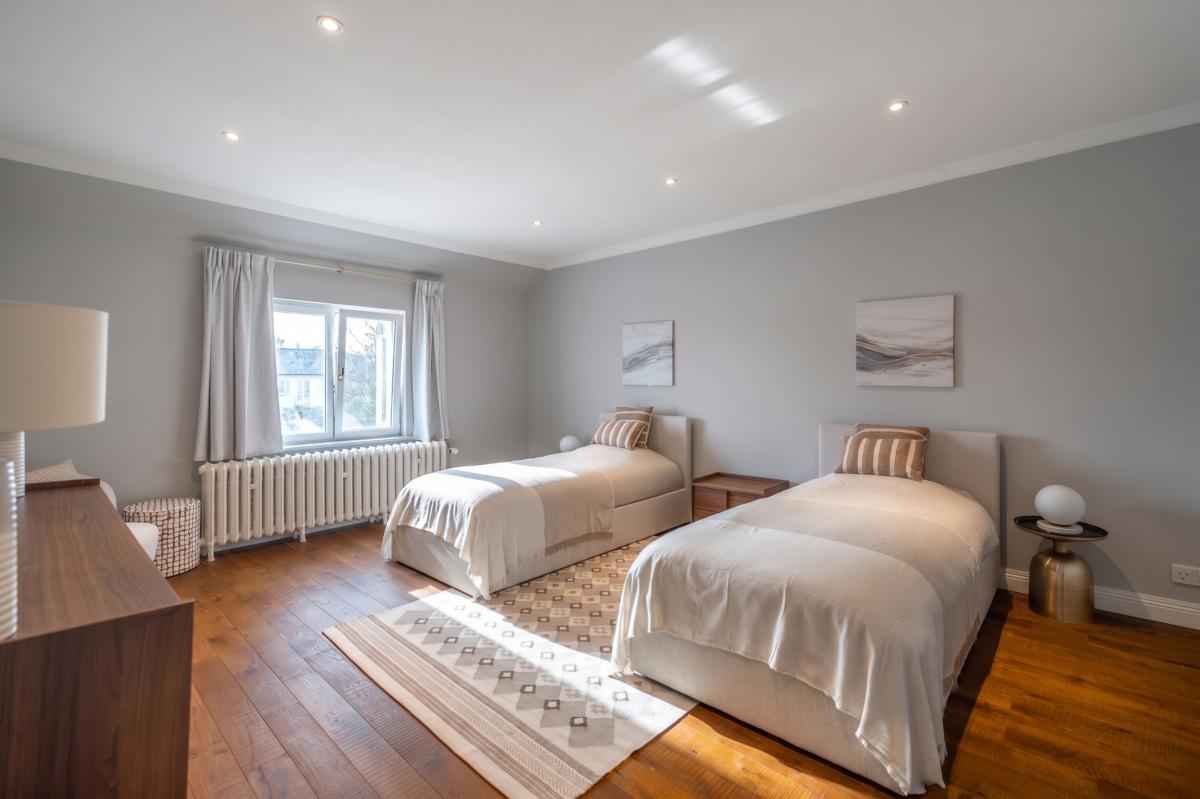 Sq. Marie-Louise : Magnifique maison de maitre 8ch + jardin