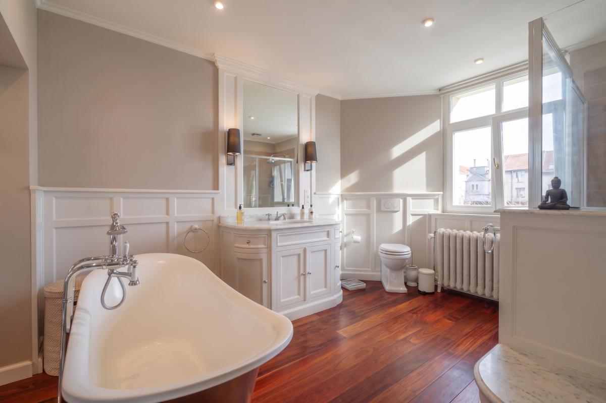 Sq. Marie-Louise : Magnifique maison de maitre 8ch + jardin