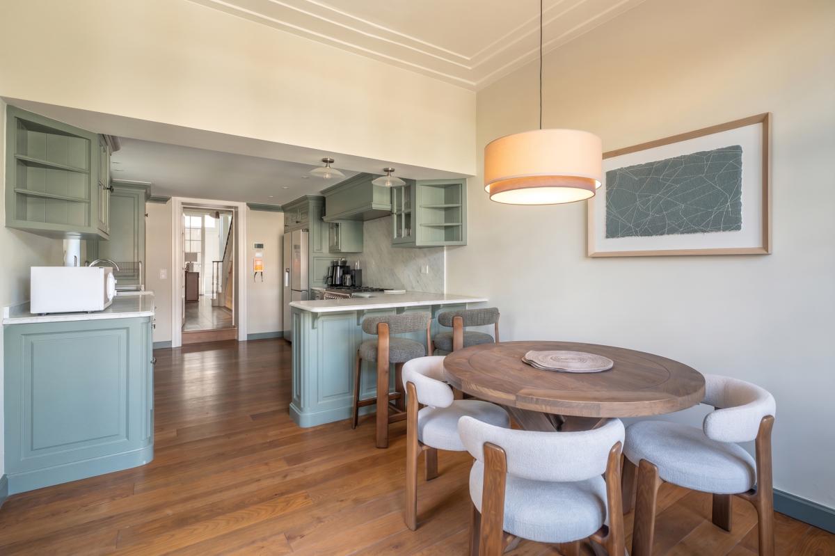 Sq. Marie-Louise : Magnifique maison de maitre 8ch + jardin