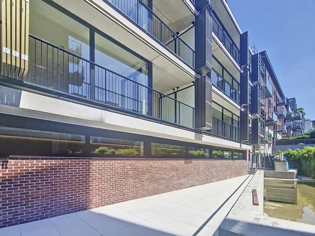 Rez-de chaussée ±145 m², 3ch. + terrasse