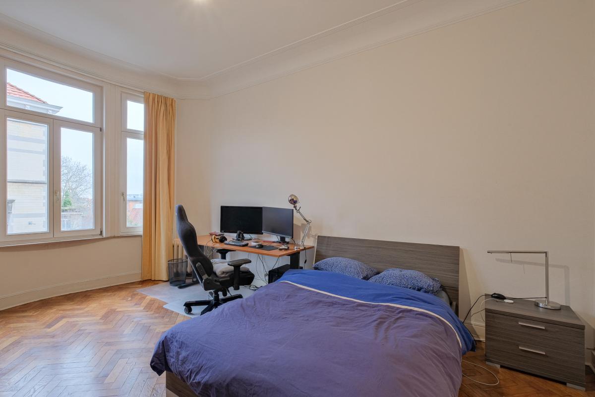 Vanderkindere : Appartement de caractère ± 225 m² bruts.