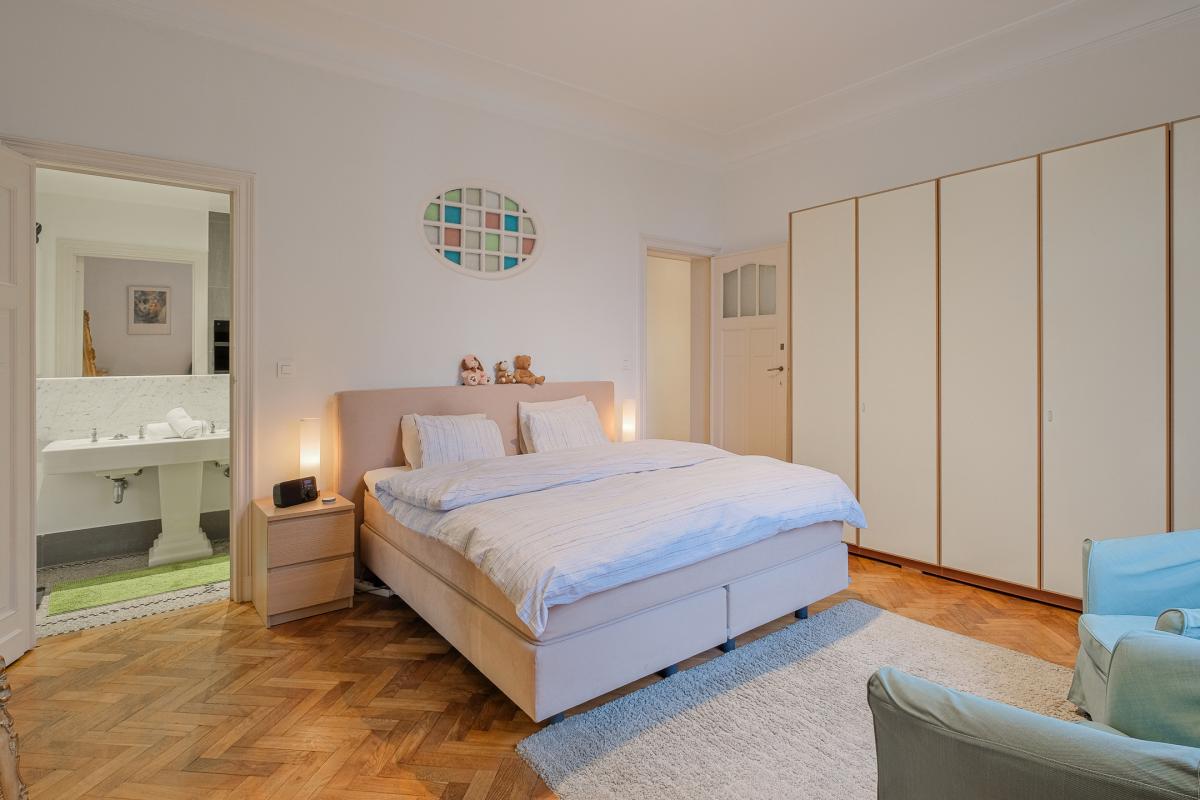 Vanderkindere : Appartement de caractère ± 225 m² bruts.