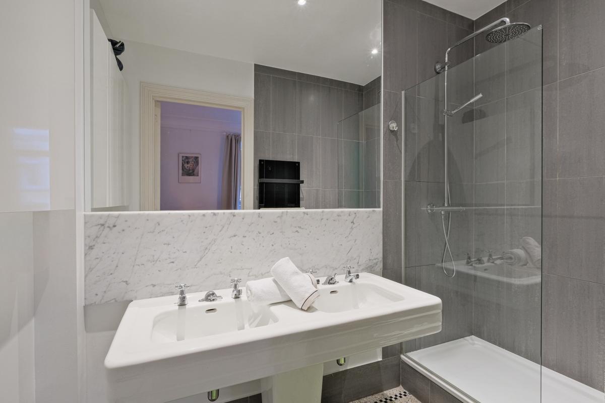 Vanderkindere : Appartement de caractère ± 225 m² bruts.