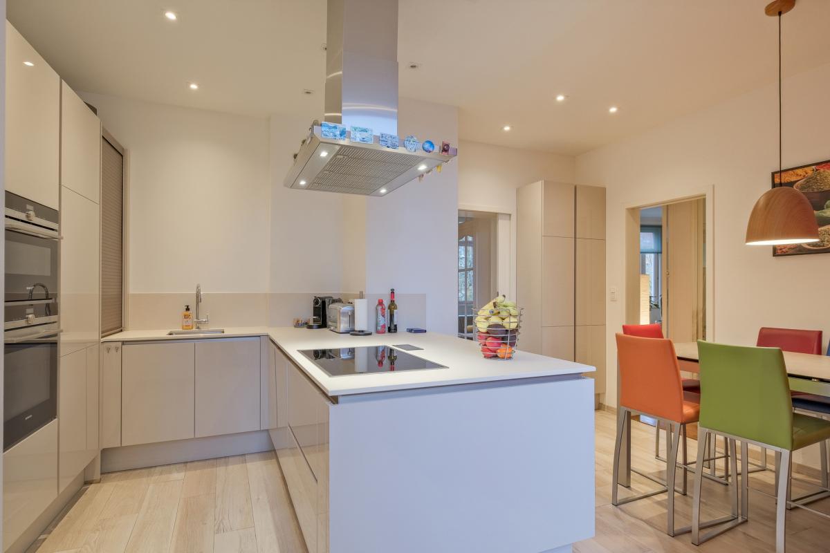 Vanderkindere : Appartement de caractère ± 225 m² bruts.