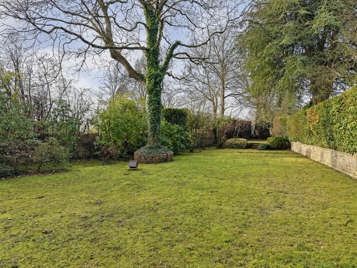 Leo Errera - Villa de 670 m² bruts, jardin & prof. libérale.