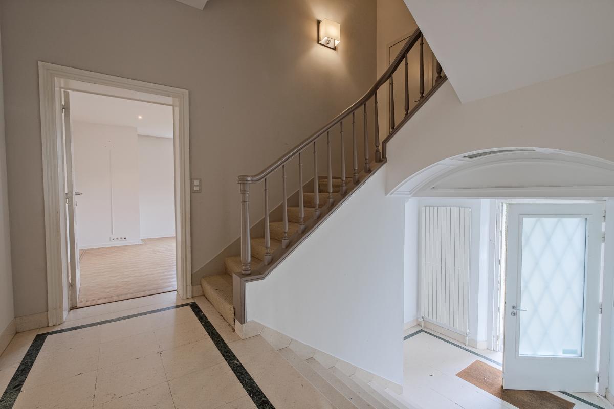 Leo Errera - Villa de 670 m² bruts, jardin & prof. libérale.