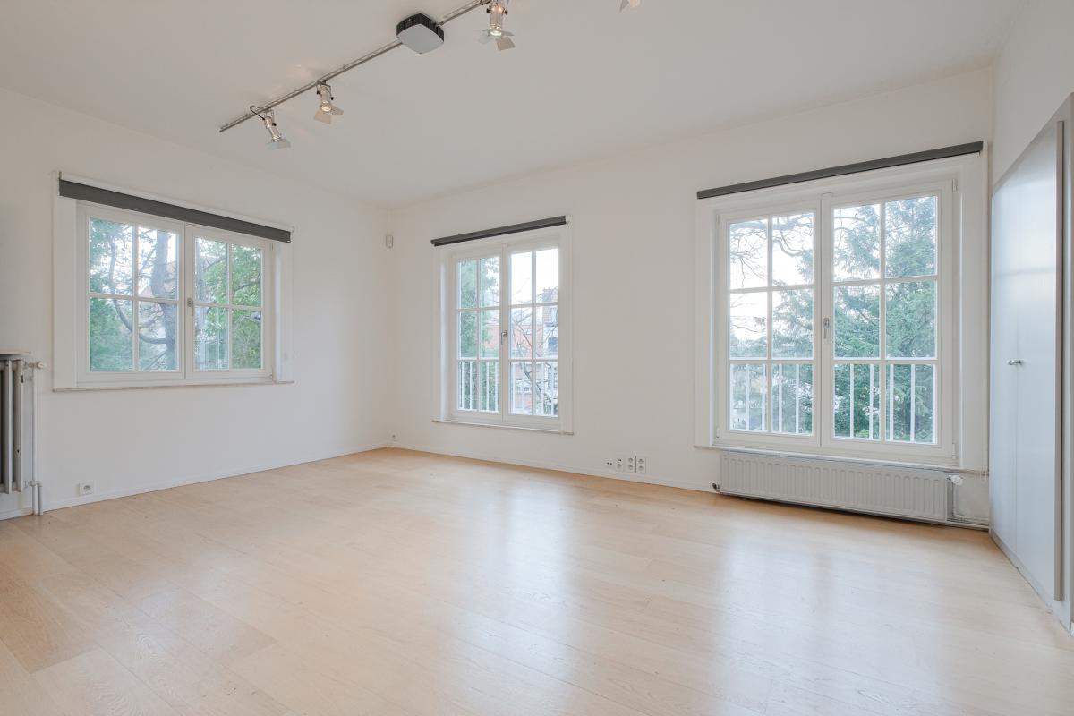 Leo Errera - Villa de 670 m² bruts, jardin & prof. libérale.