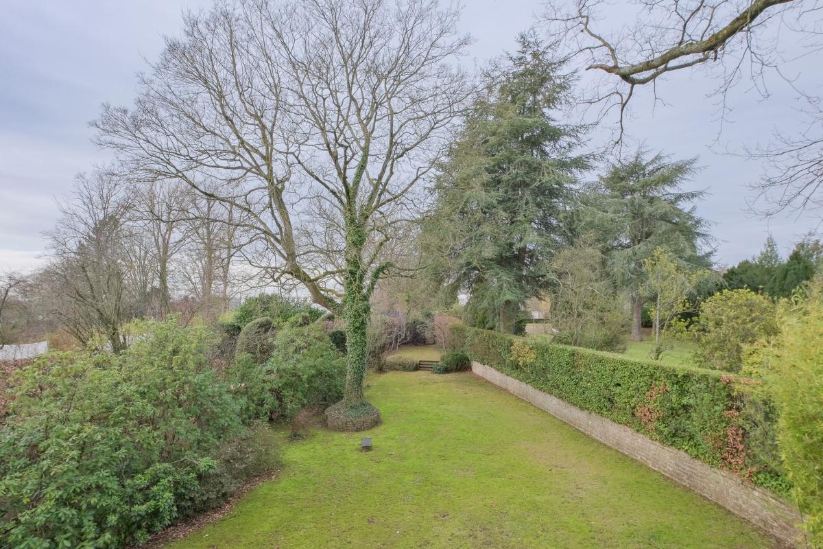Leo Errera - Villa de 670 m² bruts, jardin & prof. libérale.