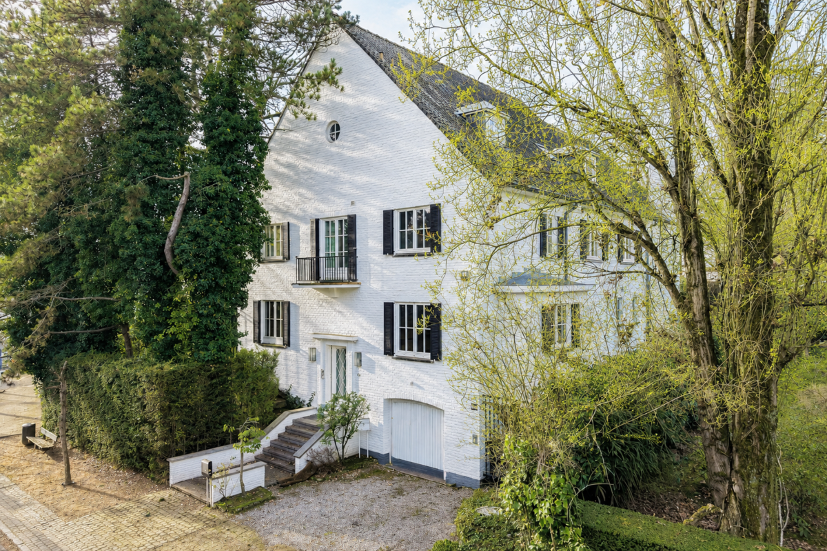 Leo Errera - Villa de 670 m² bruts, jardin & prof. libérale.