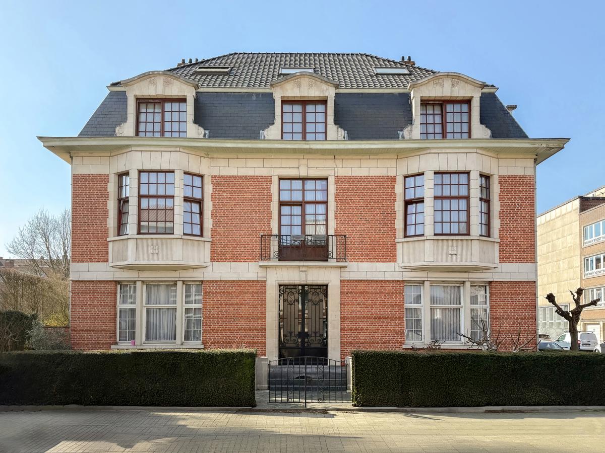 Magnifique Hôtel de maître de ± 600 m², jardin et garage.