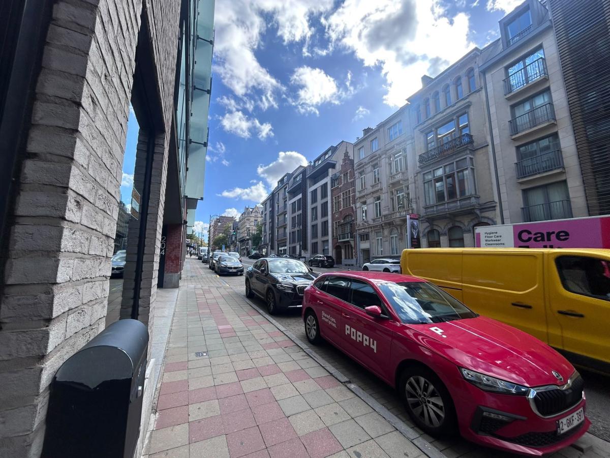 Rue Belliard : garage box fermé à louer !