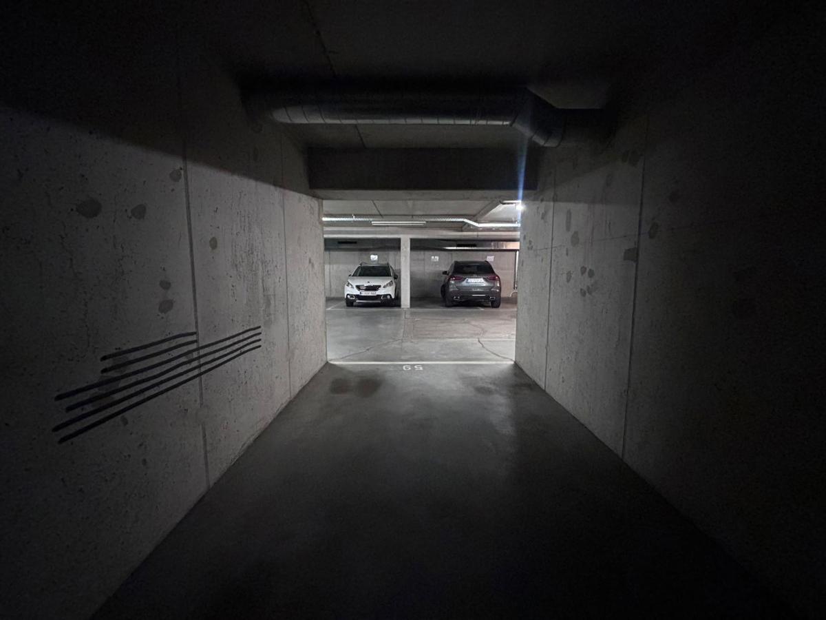 Rue Belliard : garage box fermé à louer !