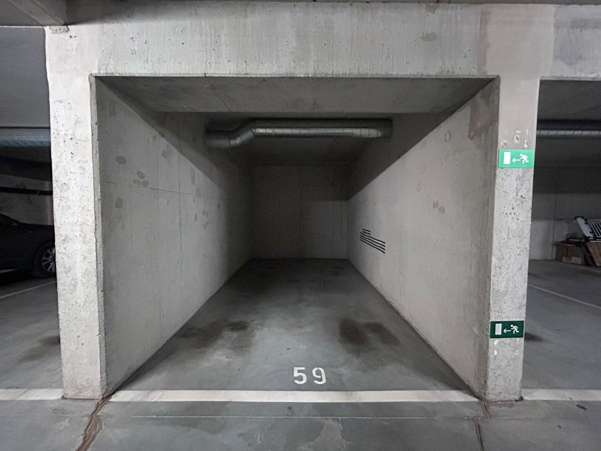 Rue Belliard : garage box fermé à louer !