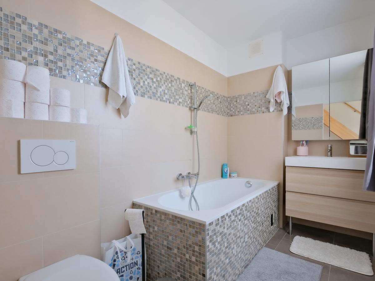 Quartier EU: Penthouse récent avec terrasse de 8 m²