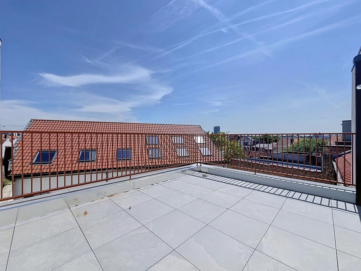 Stephanie/Toison d'or, penthouse rénové ±120m² 3ch terr 17m²