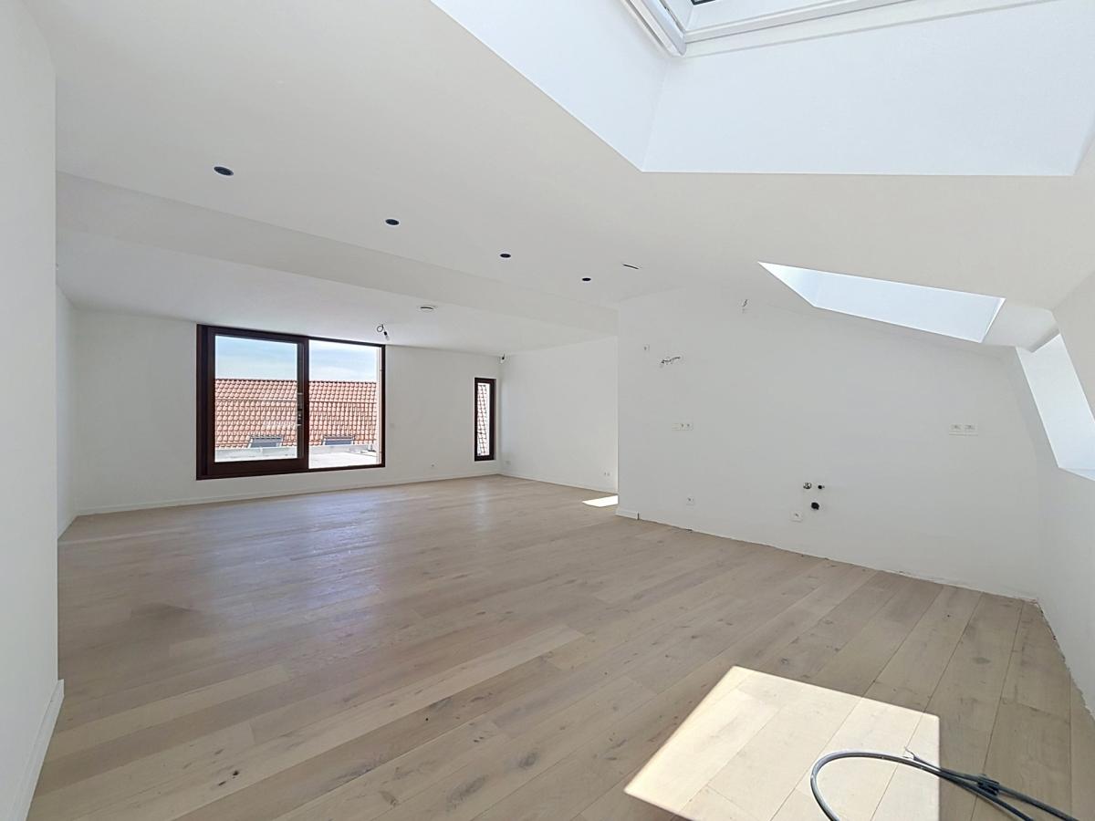 Stephanie/Toison d'or, penthouse rénové ±120m² 3ch terr 17m²