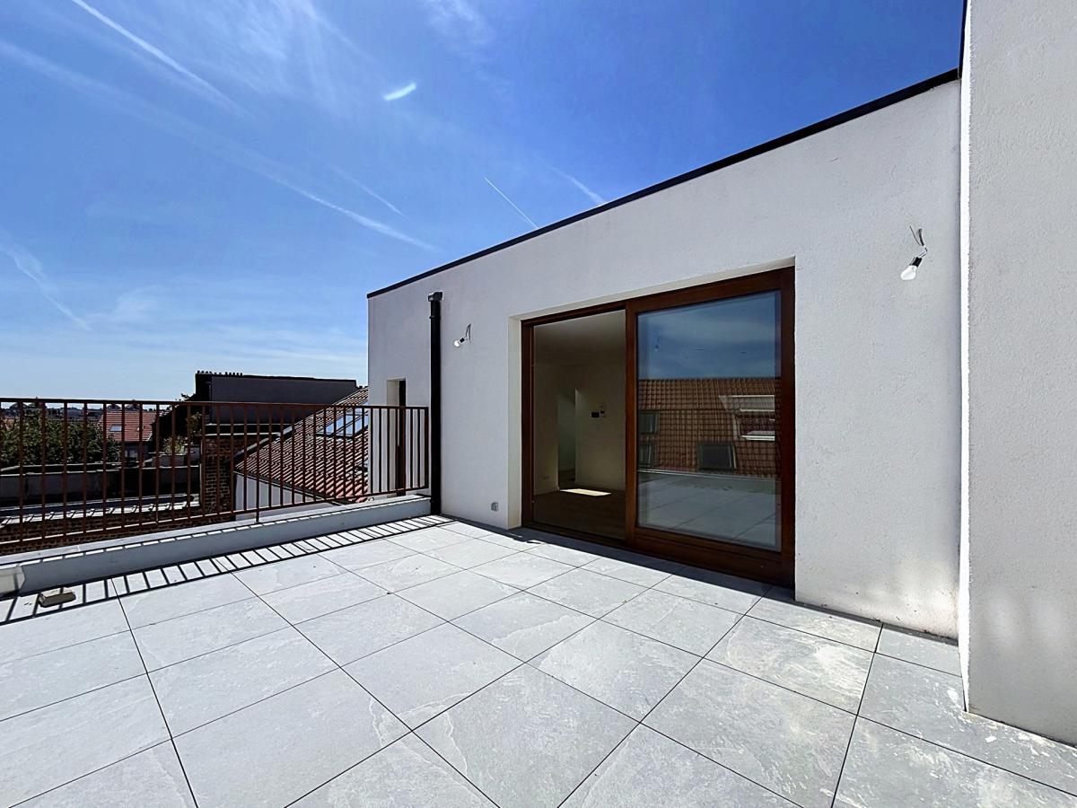 Stephanie/Toison d'or, penthouse rénové ±120m² 3ch terr 17m²