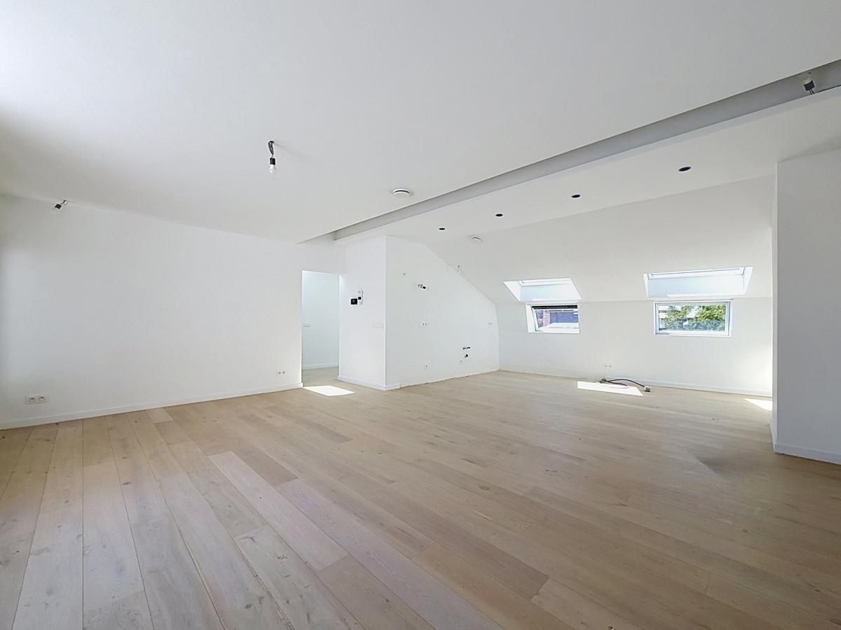 Stephanie/Toison d'or, penthouse rénové ±120m² 3ch terr 17m²