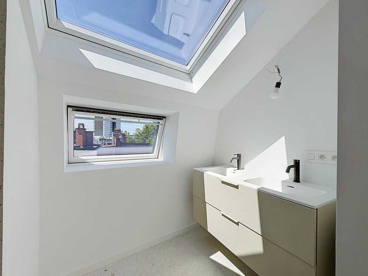 Stephanie/Toison d'or, penthouse rénové ±120m² 3ch terr 17m²