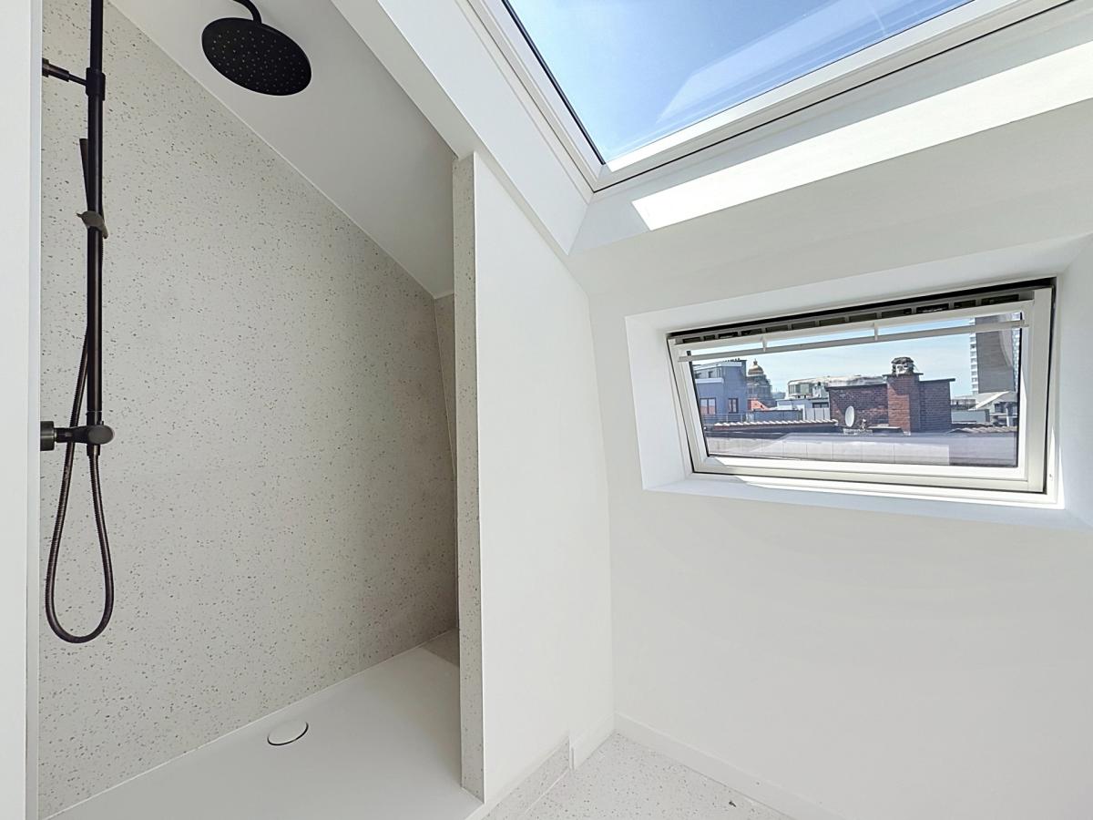 Stephanie/Toison d'or, penthouse rénové ±120m² 3ch terr 17m²