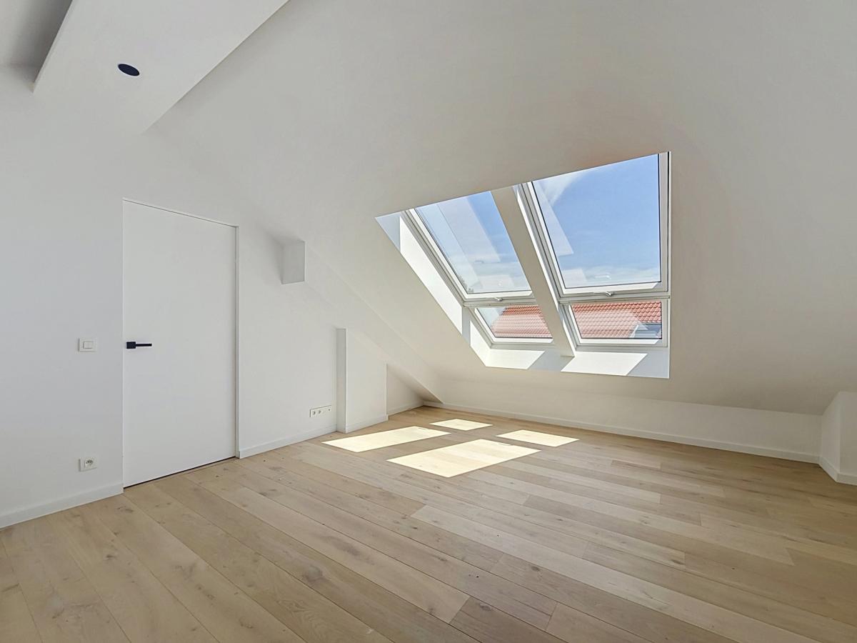 Stephanie/Toison d'or, penthouse rénové ±120m² 3ch terr 17m²